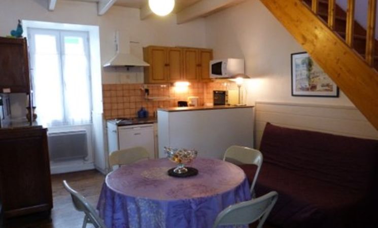  Petite cuisine ouverte et espace repas de la location de vacances à Groix, Lorient Bretagne Sud (Morbihan, 56)
