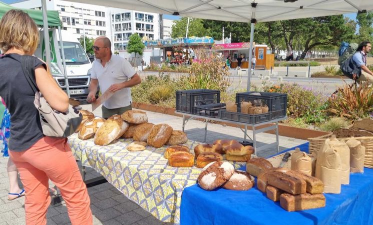 Paysan-boulanger au marché bio de Lorient