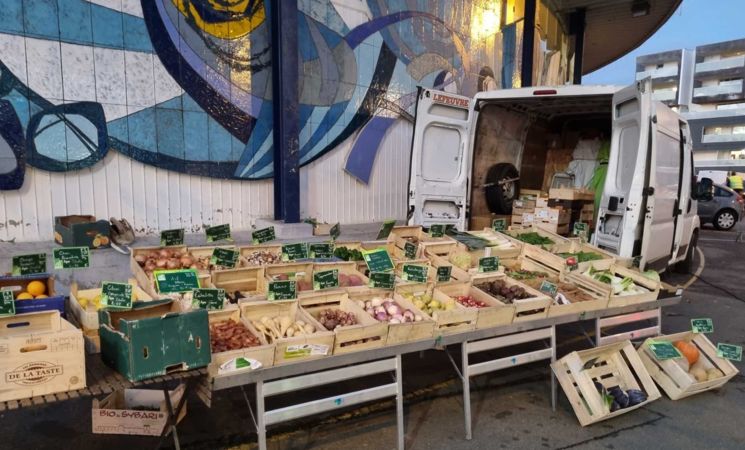 légumes au marché bio devant les halles