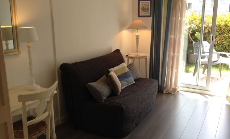 Pièce chaleureuse, canapé lit et accès au jardin, appartement 4 personnes, Larmor-Plage (Morbihan 56)