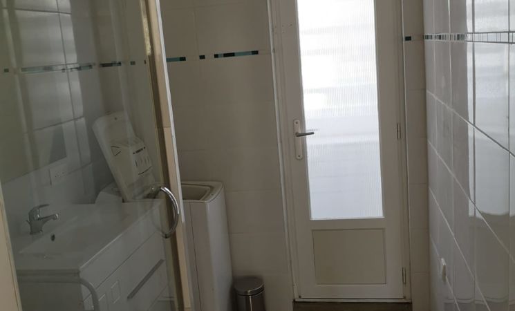 Salle d'eau avec loggia dans appartement entièrement rénové 4 personnes à louer à Lorient (Morbihan, 56)