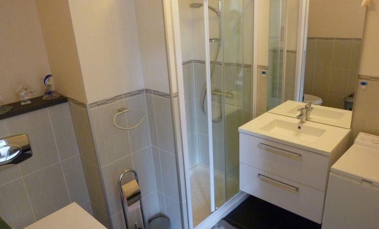 Salle de douche rénovée dans l’appartement vue mer de la résidence Les Terrasses à Guidel Plages, Morbihan (56)