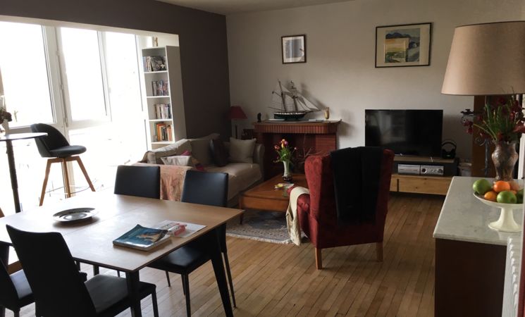 Séjour salon clair et confortable de l'appartement à louer à Lorient Bretagne Sud (Morbihan, 56)