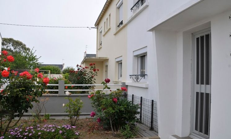 Turquety – Entrée avec jardin fleuri de la location pour 8 personnes à Port-Louis, proche Lorient Bretagne Sud (Morbihan, 56)