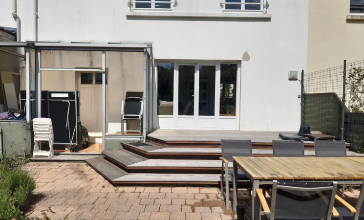 Turquety – Terrasse ensoleillée équipée d’une grande table de jardin et de chaises de la location pour 8 personnes à Port-Louis, proche Lorient Bretagne Sud (Morbihan, 56)