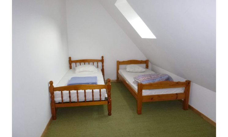 Une chambe avec 2 lits simples de cette location idéale pour vos cousinades, le gîte Ti Post, classé 3 étoiles, sur l'île de Groix, proche Lorient Bretagne Sud (Morbihan, 56) 