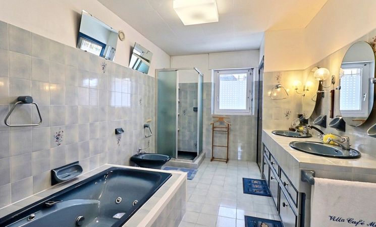 Une des salles de bains avec douche et bain à jets hydromassants de votre location la Villa Café Marrec à Port-Louis, proche Lorient Bretagne Sud (Morbihan, 56)