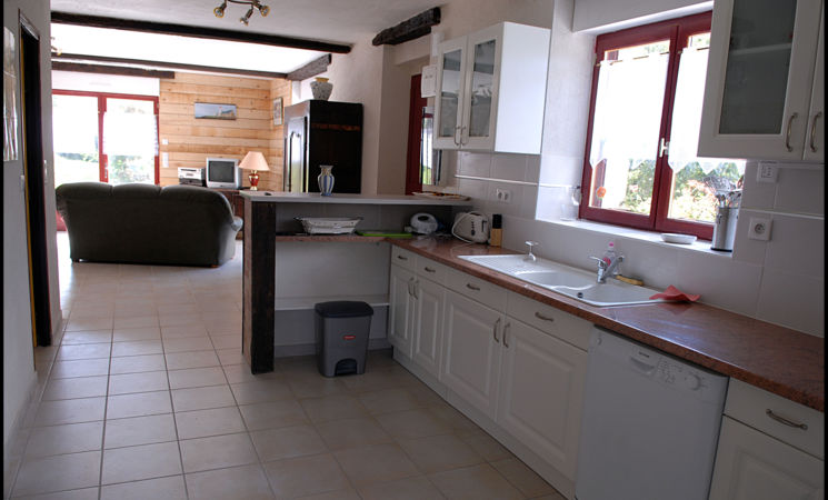 Vue d'ensemble du séjour-cuisine de la location située à la campagne dans la Vallée du Blavet à Inzinzac-Lochrist, près d'Hennebont, tout proche de Lorient (Morbihan, 56) Bretagne Sud