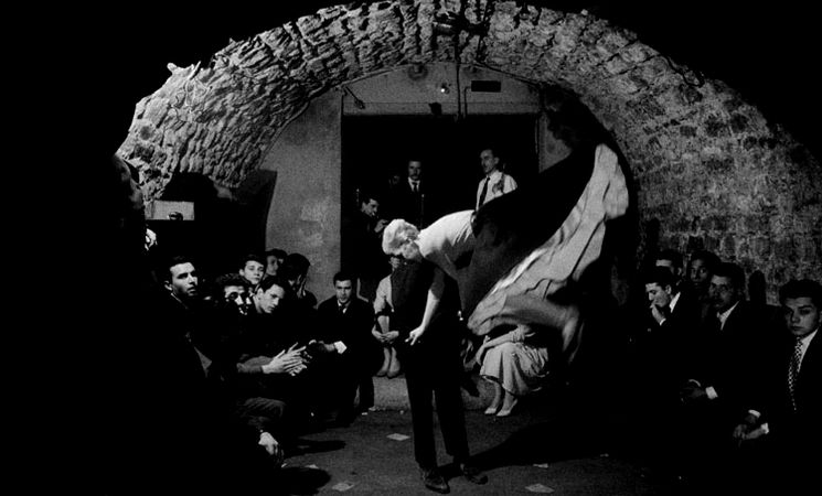 willy-ronis-dans-une-cave-rue-de-la-huchette-paris-1957-exposition-photo-musee-pont-aven-finistere-lorient-bretagne-sud-morbihan-94028