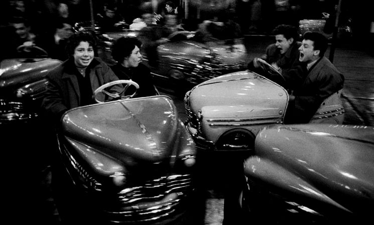 willy-ronis-fete-foraine-boulevard-garibaldi-paris-1955-exposition-photo-musee-pont-aven-finistere-lorient-bretagne-sud-morbihan-94029