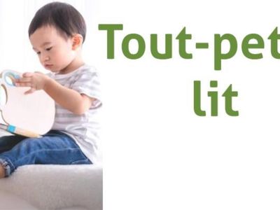 Tout-petit lit le samedi