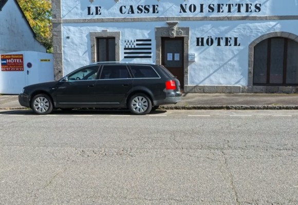 Accueil pour les arrivées, portail entrée indépendante pour les clients de l'hôtel.