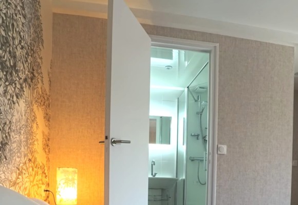 Chambre rez-de-chaussée, salle de bain (douche) privative.