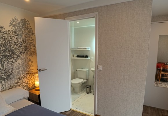 Chambre rez-de-chaussée avec salle de bain (douche) privative.