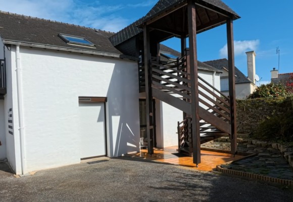 Hôtel familial de 4 chambres dans une cour privée.