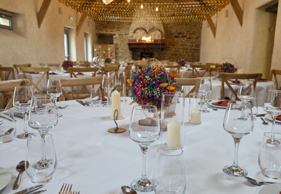 La salle décorée pour un mariage