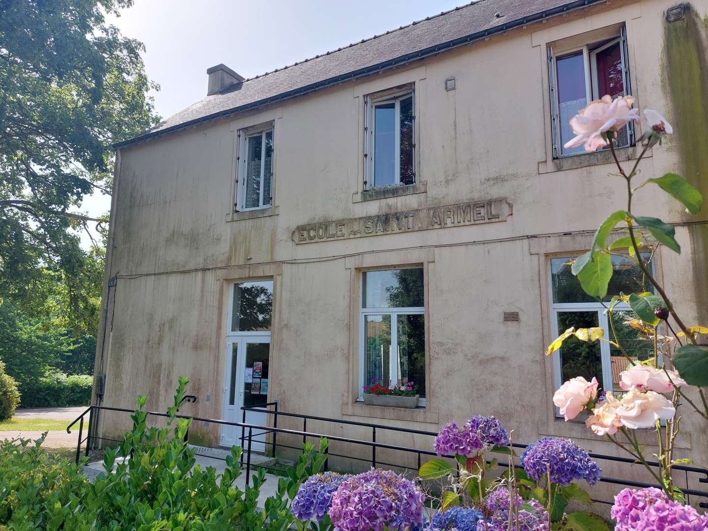 2026__St_Caradec_Tregomel_Salle_Foyer_Soleil