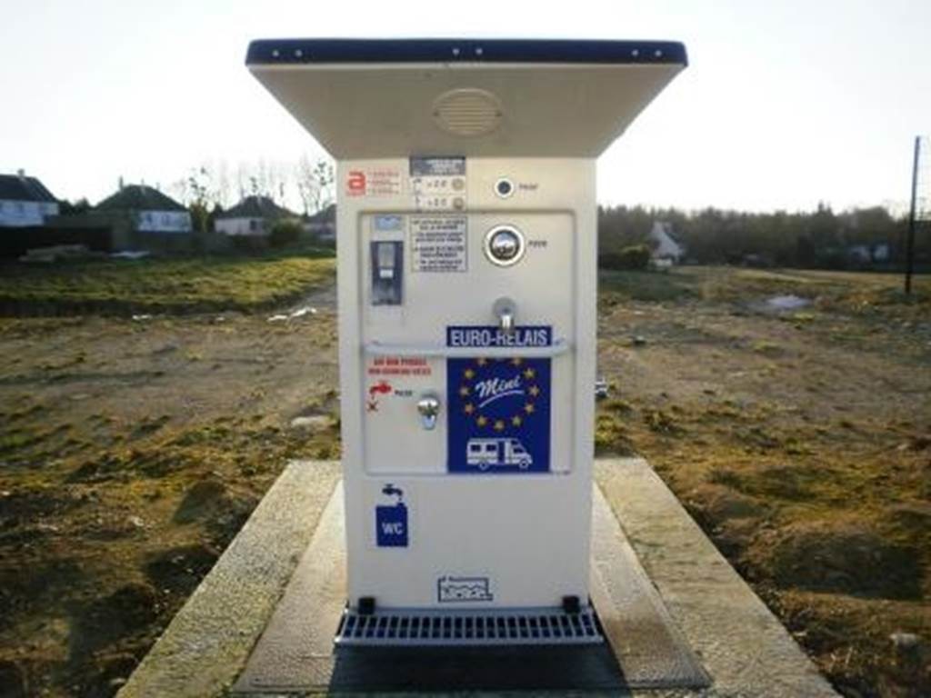 aire de camping-car parking intermarche guemene-sur-scorff pays roi morvan morbihan bretagne sud