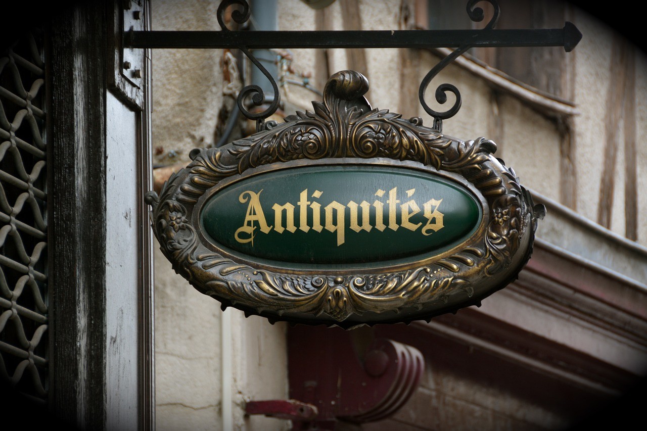 antiques-3697989_1280_Annabel_P_Pixabay
