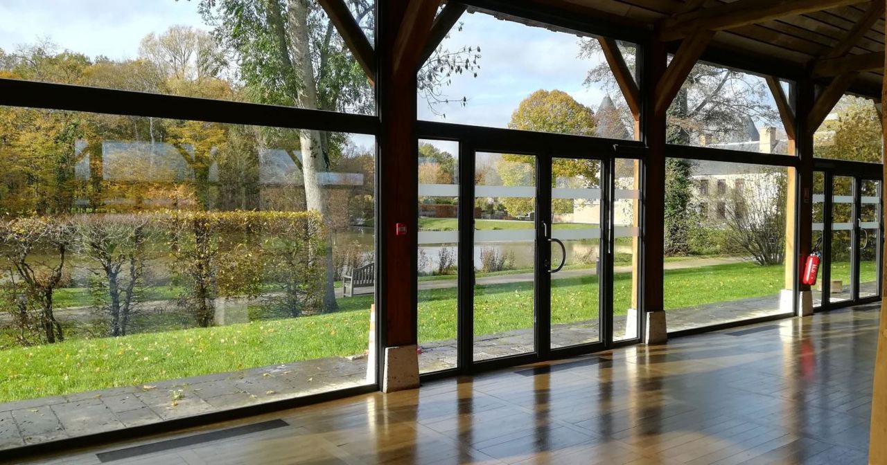 221117-vue-sur-le-parc-depuis-la-salle-principale-de-la-grande-halle-de-Chamerolles-JOHNATAN