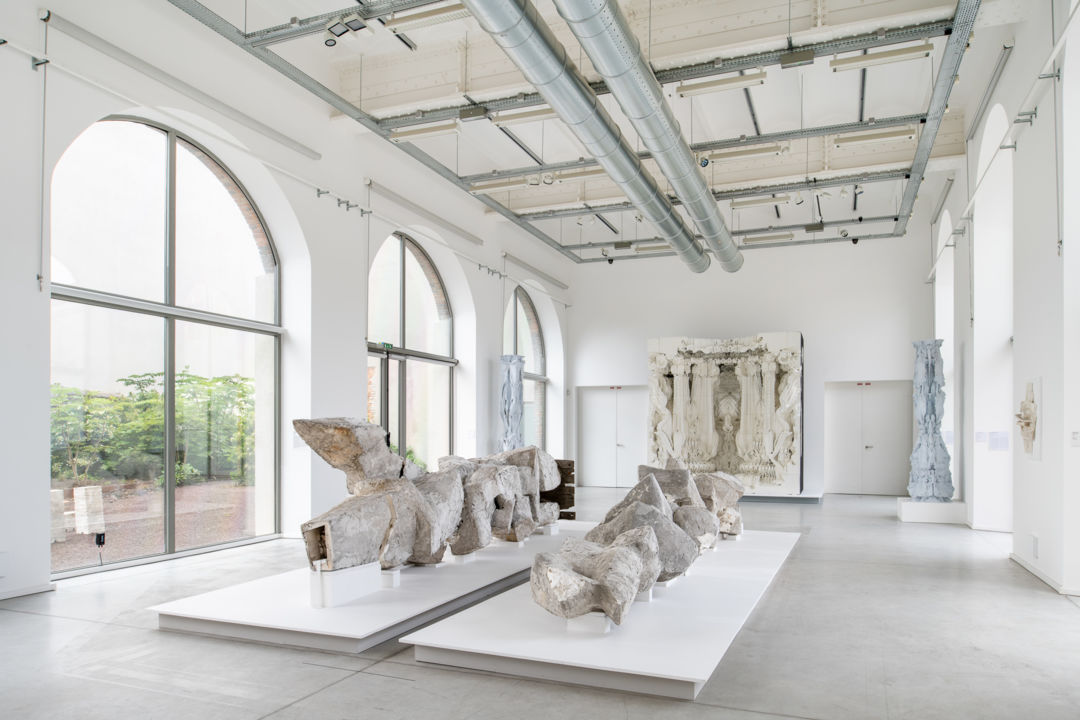 Vue de l’exposition «Informe», 2021. Frac Centre-Val de Loire