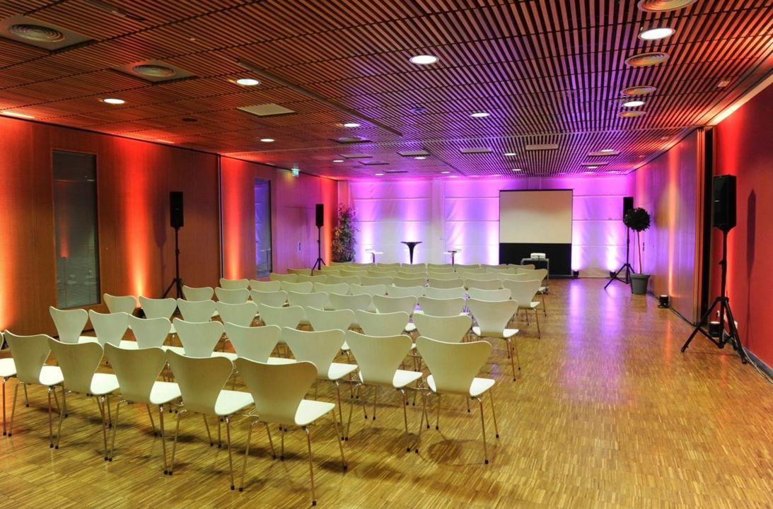 Configuration-conference-et-eclairage-d-ambiance-2 Centre de Conférences d'Orléa