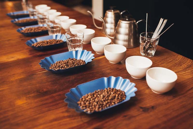 Rows of cups, glaCafé Jeanne d_arc Orléans sses and containers with coffee beans