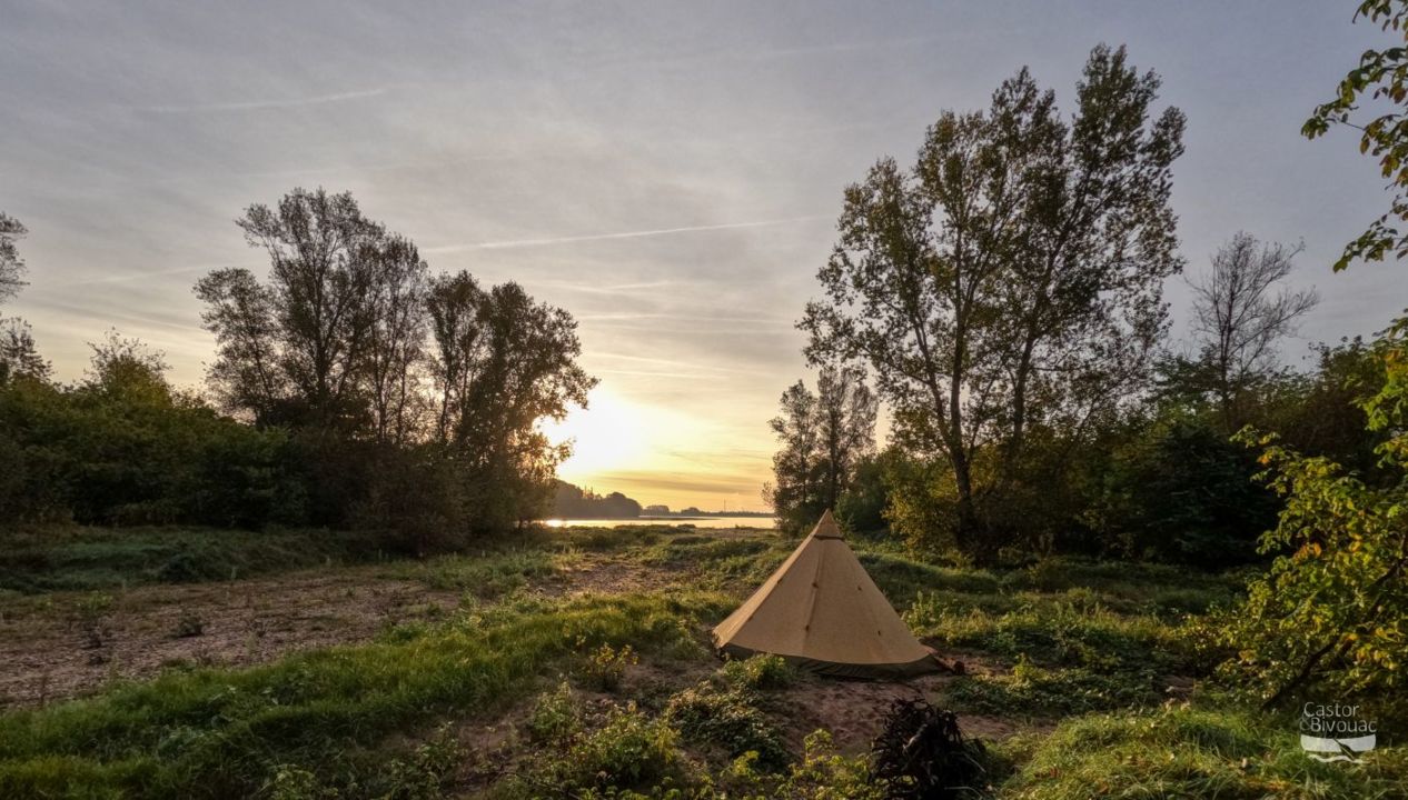 Tipi collectif monté sur une île de Loire pour la nuit