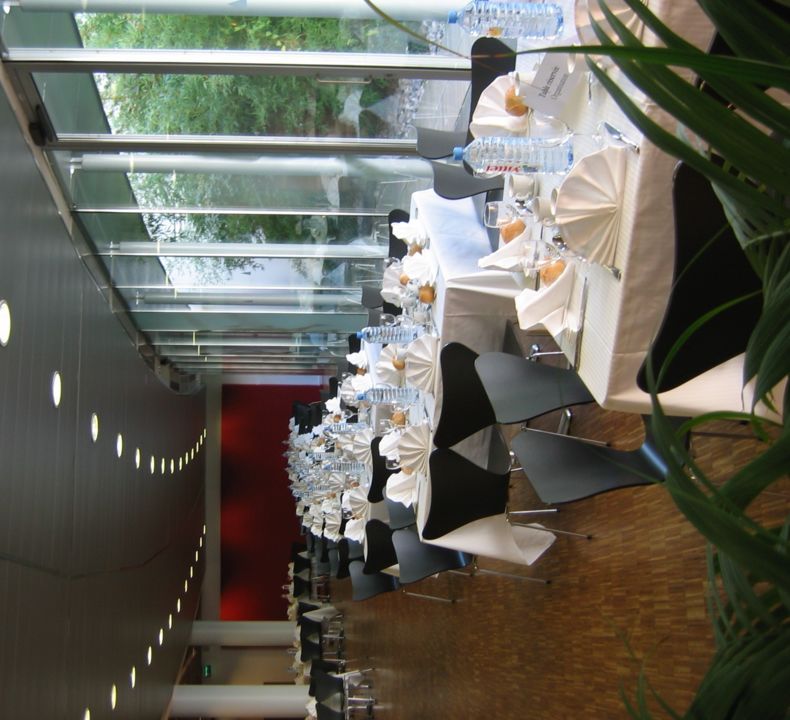 dejeuner-assis-tables-carre-cote-patio2 Centre de Conférences d'Orléans