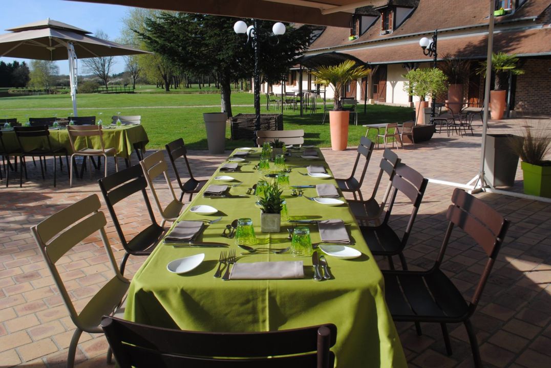 hotel-la-ferte-saint-aubin-l-oree-des-chenes-restaurant-exterieur
