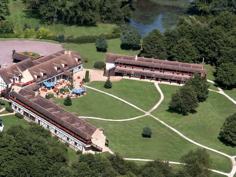 hotel-la-ferte-saint-aubin-l-oree-des-chenes-vue-aerienne
