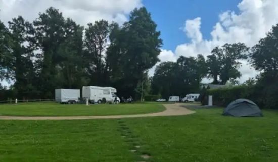 Aire Camping-car Park - Aire de services dans Camping de mon village - Aire dans un camping