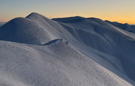 Lumières du soir sur les sommets, randonnée accompagnée hivernale_Mont-Dore