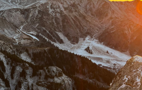 Lumières du soir sur les sommets, randonnée accompagnée hivernale_Mont-Dore