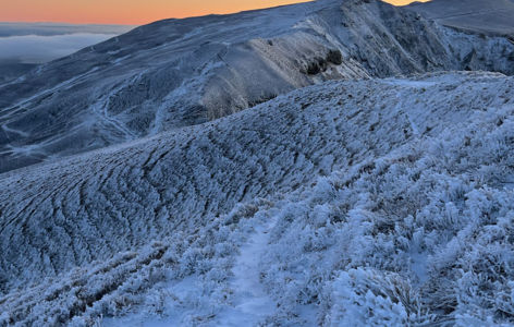 Lumières du soir sur les sommets, randonnée accompagnée hivernale_Mont-Dore