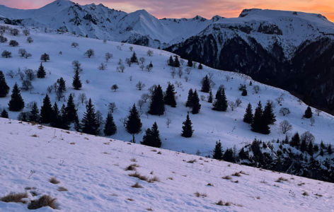 Lumières du soir sur les sommets, randonnée accompagnée hivernale_Mont-Dore