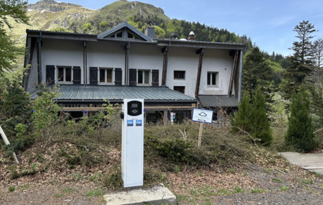 Bornes de recharge pour véhicule électrique au Gîte Hôtel le P'tit Cham_Mont-Dore