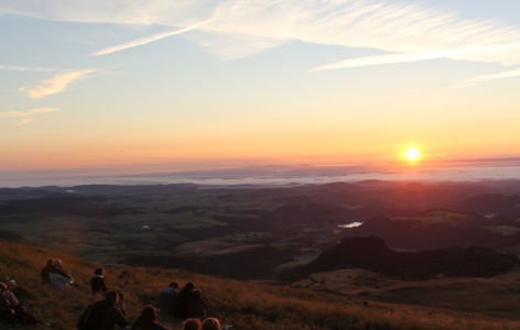 Lever de soleil, randonnée accompagnée avec transport en mini-bus_Mont-Dore
