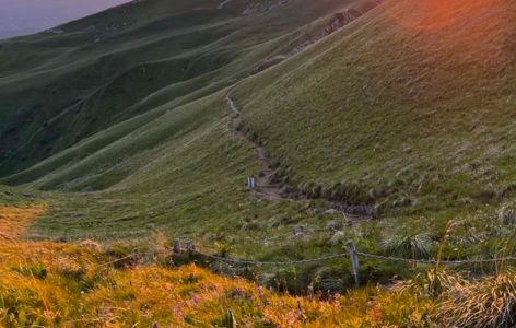 Lumières du soir sur les sommets, randonnée accompagnée_Mont-Dore