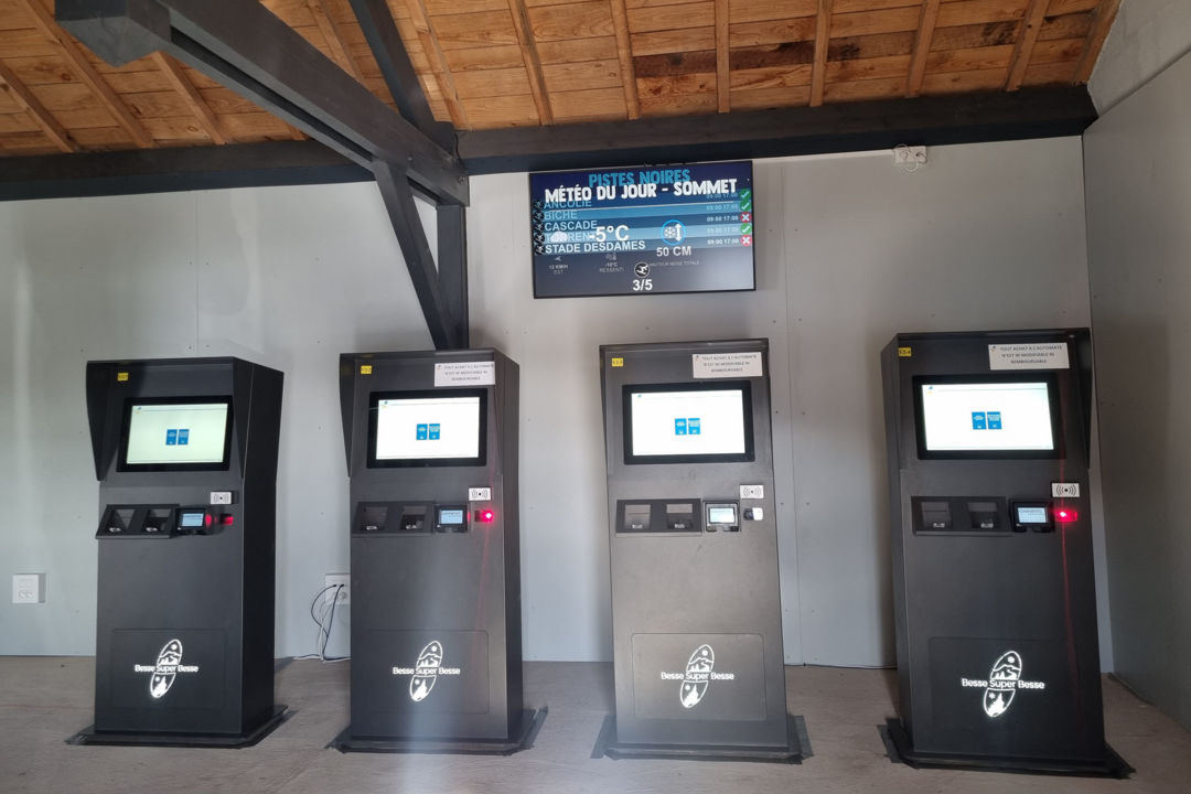 Ski pass vending machines in Super-Besse