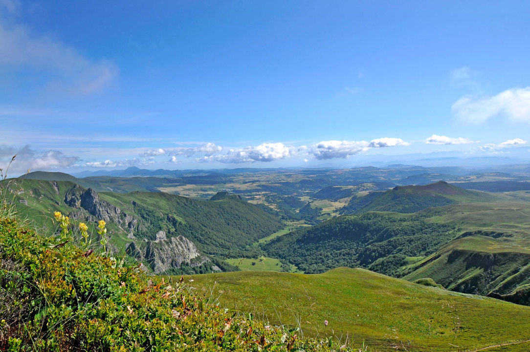 La réserve naturelle de la Vallée de Chaudefour et la Chaïne des Puys à l'horizon