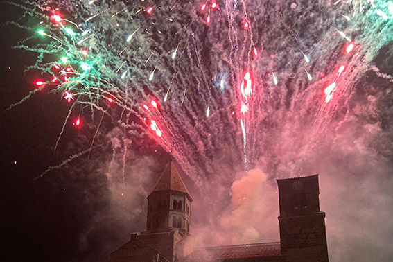 Feu d'artifice au dessus de l'église de Saint-Nectaire