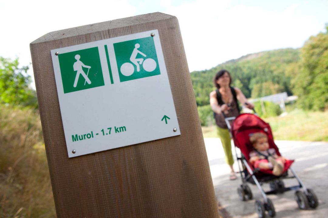 Signalétique piétons et cyclistes voie verte du lac Chambon.