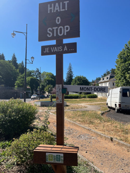 Un panneau Halt ô Stop