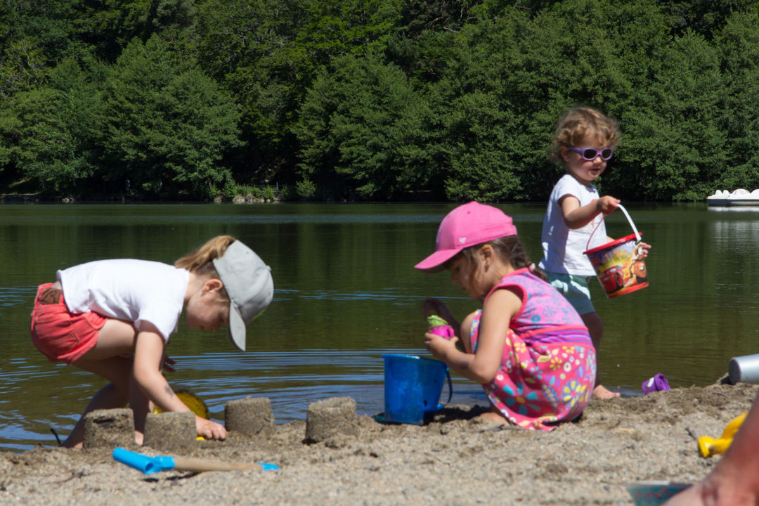 At the edge of the Lac Chambon, play on the beach