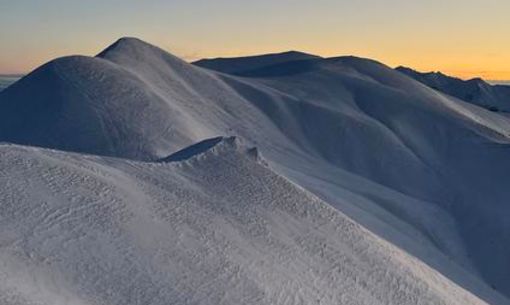 Lumières du soir sur les sommets, randonnée accompagnée hivernale