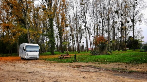 aire-de-service-camping-cars-marcilly-en-villette-parking