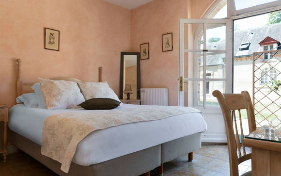 hotel-la-ferte-saint-aubin-chateau-les-muids-chambre-rose-pale