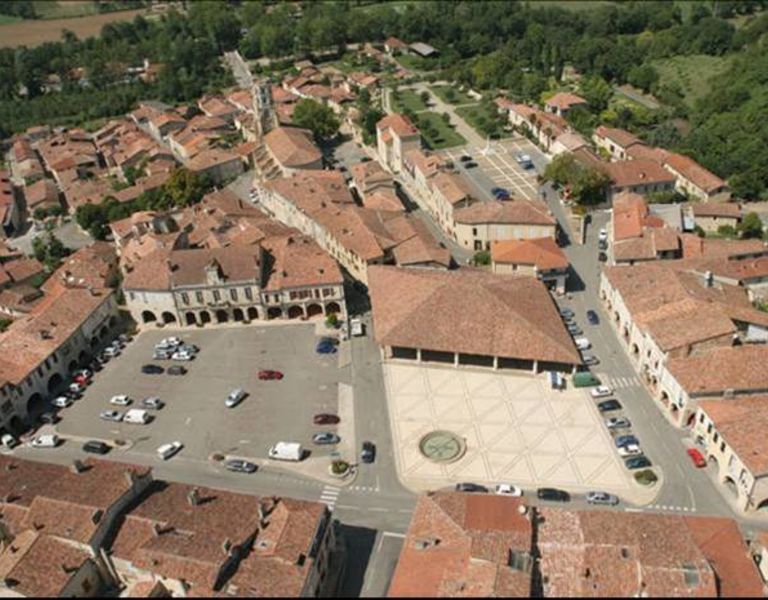 Mauvezin -le coeur de la Bastide: la place du Trépadé, 
